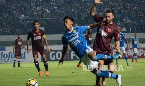 Pesepak bola Persib Bandung Agung Mulyadi (kedua kanan).