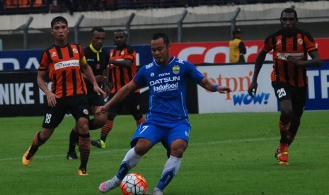 Gelandang Persib Bandung, Atep (tengah) menggiring bola dengan kawalan dua pemain Perseru Serui, Bilbig Dian Mahrus (kiri) dan Yesaya Nickhanor Desnam pada laga lanjutan Indonesia Soccer Championship (ISC) 2016 di stadion Si Jalak Harupat, Soreang, Bandung, Jawa Barat, Rabu (30/11). Persib menang telak 6-2.