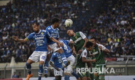 Pesepakbola Persib Bandung berebut bola dengan pesepakbola Persebaya Surabaya saat laga lanjutan Grup A Piala Presiden 2019 di Stadion Si Jalak Harupat, Kabupaten Bandung, Kamis (7/3).