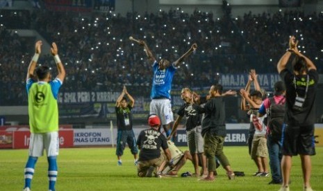 Pesepakbola Persib Bandung Ezechiel N’douassel (tengah) bersama rekan setimnya dan ofiicial merayakan kemenangan seusai mengalahkan Persipura Jayapura dalam laga lanjutan Gojek Liga 1 di Stadion Gelora Bandung Lautan Api (GBLA), Bandung, Jawa Barat, Sabtu (12/5). Dalam pertandingan tersebut, Persib Bandung berhasil menakluka Persipura Jayapura dengan skor 2-0. 