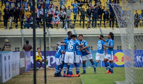 Pesepak bola Persib Bandung melakukan seleberasi usai Ghozali Siregar mencetak gol ke gawang Borneo FC pada laga kedua perempat final Piala Indonesia di Stadion Si Jalak Harupat, Kabupaten Bandung, Jawa Barat, Sabtu (4/5).