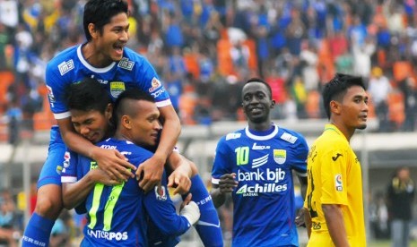 Pesepakbola Persib Bandung melakukan selebrasi gol yang dilakukan Ferdinand Sinaga (17) saat melawan Gresik United dalam lanjutan kompetisi Indonesia super League di Stadion Jalak Harupat, Bandung, Kamis (29/5). 