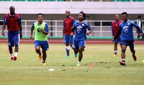 Pesepakbola Persib Bandung melakukan sesi latihan ringan di Stadion Pakansari, Cibinong, Kabupaten Bogor, Jawa Barat, Jumat (21/4).