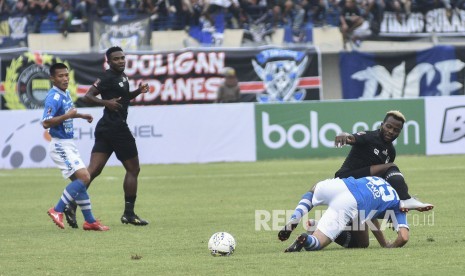 Pesepakbola Persib Bandung Srdan  Lopicic terjatuh pada laga pertama Piala Presiden 2019 di Stadion Si Jalak Harupat, Kabupaten Bandung, Sabtu (2/3). 