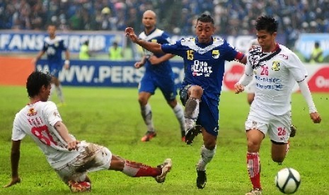 Gelandang serang Persib Bandung, Firman Utina (15) 