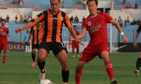 Pesepakbola Persiba Bantul, Kim Yong Han (kanan) berebut bola dengan pesepakbola Persibo Bojonegoro, Edi Sibung (kiri) pada pertandingan Liga Prima Indonesia Sportindo (LPIS) di Stadion Sultan Agung Bantul, Rabu (11/7). Pertandingan tersebut dimenangkan ol