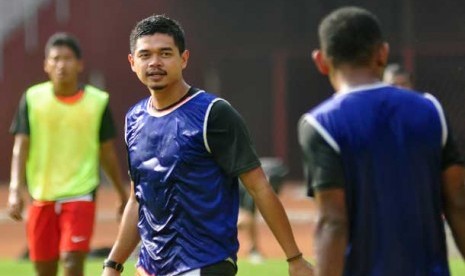 Pesepakbola Persija Jakarta Bambang Pamungkas mengikuti latihan perdana Tim Nasional Indonesia usai libur di Stadion Utama Gelora Bung Karno, Jakarta, Selasa (30/10). 