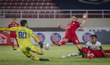 Laga Persija Jakarta (merah) dengan Arema FC pada pertemuan pertama Liga 1 2021/2022 pada 17 Oktober 2021 (ilustrasi). Persija kembali berhadapan dengan Arema FC.