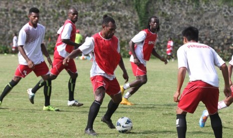 Pesepakbola Persipura Jayapura melakukan latihan (ilustrasi).