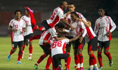  Pesepakbola Persipura melakukan selebrasi seusai Zah Rahan mencetak gol ke gawang Persija saat berlaga dalam lanjutan Liga Super Indonesia di Stadion Gelora Bung Karno, Senayan, Jakarta, Selasa (4/6).