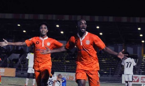 Pesepakbola Persisam Samarinda Lancine Cone (kanan) bersama Bayu Gatra (kiri).