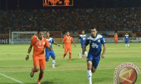 Pesepakbola Persisam, Supriono (kiri), berupaya melewati pemain belakang Persib Bandung, Nasser Al Sebay, pada laga lanjutan Indonesia Super Liga (ISL) yang berlangsung di Stadion Segiri Samarinda, Kalimantan Timur, Sabtu (16/2).