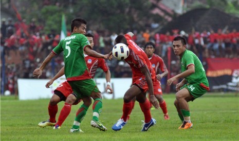 Pesepakbola Persitema Temanggung (merah) bertanding dalam laga Divisi Utama Liga Indonesia. (ilustrasi) 