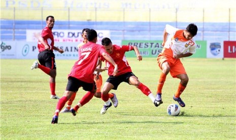 Pesepakbola Produta FC Medan (merah) dalam laga Indonesia Premier League (IPL). 