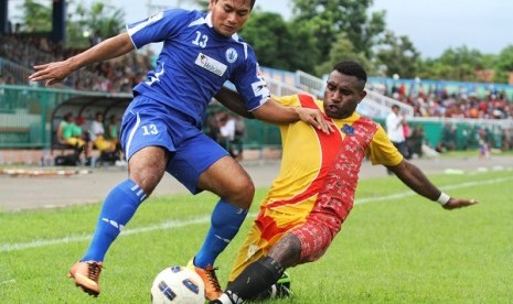 Pesepakbola PSCS Cilacap Ibrahim (kiri), mencoba melewati hadangan pesepakbola Persisko Tanjung Jabung Barat Franciskus X Mumpo (kanan), pada Kompetisi Divisi utama babak 12 besar Liga Indonesia 2013 di Stadion Wijayakusuma Cilacap, Jateng, Jumat (28/6).