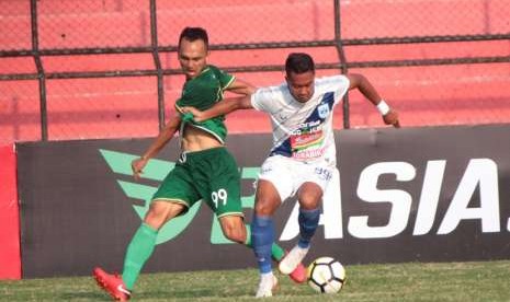 Pesepakbola PSIS Semarang Gustur Cahyo Putro (kanan) berebut bola dengan pesepakbola PSMS Medan Rahmad Hidayat (kiri) pada laga kompetisi Gojek Liga 1 2018 di Stadion Teladan Medan, Sumatera Utara, Rabu (12/9). PSIS Semarang menang atas PSMS Medan dengan skor 3-2.