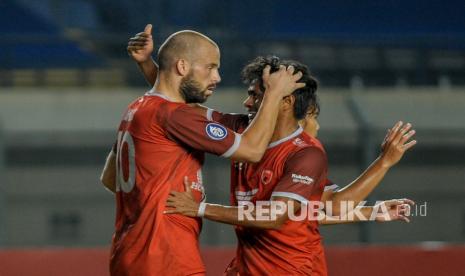 Pesepakbola PSM Makasar Anco Jansen (kiri) melakukan selebrasi usai memasukan bola ke gawang Persebaya Surabaya saat berlaga pada lanjutan BRI Liga 1 antara PSM Makasar melawan Persebaya Surabaya di Stadion Si Jalak Harupat, Kabupaten Bandung, Jawa Barat, Sabtu (18/9).