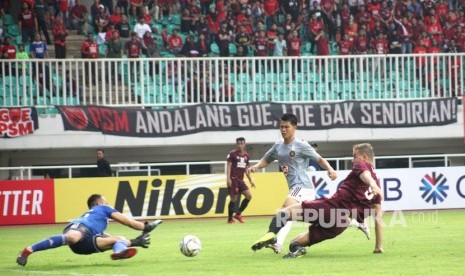 Pesepakbola PSM Makassar Eero Merknanen (kanan) melakukan tendangan ke gawang yang dijaga kiper Kaya FC Iloilo Michael Casas (kiri) dalam pertandingan penyisihan grup H Piala AFC 2019 di Stadion Pakansari, Bogor, Jawa Barat, Selasa (2/4/2019). 