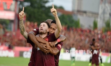 Pesepakbola PSM Makassar Marc Anthony Klok (tengah) merayakan gol bersama rekannya M Rahmat (kanan) dan Alessandro Ferreira (kiri) saat bertanding melawan PSMS Medan pada Lanjutan Liga 1 2018 di Stadion Andi Mattalatta Makassar, Sulawesi Selatan, Ahad (09/12/2018).