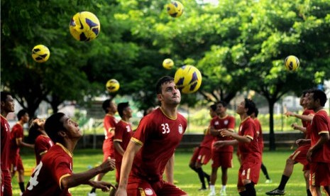 Pesepakbola PSM Makassar melakukan latihan rutin di Lapangan Karebosi, Makassar, Sulawesi Selatan. 