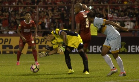 Pesepakbola PSM Makassar Reinaldo Do Santos (dua kanan) berebut bola dengan penjaga gawang Persela Lamongan Chairul Huda (dua kiri) pada laga Gojek Traveloka Liga 1 di Stadion Andi Mattalatta, Makassar, Sulawesi Selatan, Ahad (16/4). 