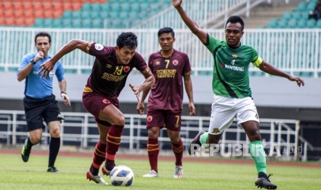 Pesepakbola PSM Makassar Rizky Pellu (kiri) menguasai bola di bayangi pesepak bola Lalenok United Da Costa (kanan) pada laga Play-Off Legg 2 Piala AFC 2020 di Stadion Pakansari, Bogor, Jawa Barat, Rabu (29/1/2020).