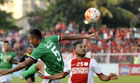 Pesepakbola PSM Makassar Titus Bonai (kanan).