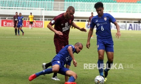 Pesepak bola PSM Makassar Wiljan Pluim (kanan) berebut bola dengan dua pesepak bola Lao Toyota FC dalam laga Grup H Piala AFC 2019 di Stadion Pakansari, Bogor, Jawa Barat, Rabu (13/3/2019).