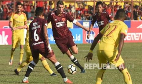 Pesepakbola PSM Makassar Willem Jan Pluim (tengah) berusaha melewati pesepakbola Sriwijaya FC, pada Lanjutan Liga 1 2018 di Stadion Mattoanging Gelora Andi Mattalatta Makassar, Sulawesi Selatan, Ahad (23/9). 