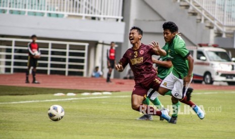 Kapten PSM Makassar Zulkifli Syukur (kiri).