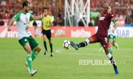 Pesepakbola PSM Makssar Alessandro Ferreira (kanan) berebut bola dengan pesepakbola PSMS Medan Reinaldi Lobo (kiri) saat bertanding pada Lanjutan Liga 1 2018 di Stadion Andi Mattalatta Makassar, Sulawesi Selatan, Ahad (09/12/2018). 