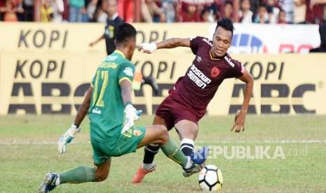 Penyerang PSM Makassar Ferdinand Sinaga (kanan) disiapkan menghadapi Lalenok United pada laga kualifikasi Piala AFC 2020.