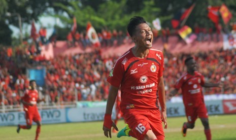 Pesepakbola Semen Padang FC, Agung Prasetyo melakukan selebrasi usai mencetak gol ke gawang Perseru Serui, pada pertandingan pekan ke-32, Liga 1 di Stadion GOR H Agus Salim, Padang, Sumatera Barat, Sabtu (28/10). Semen Padang FC mengalahkan Perseru 3-1.