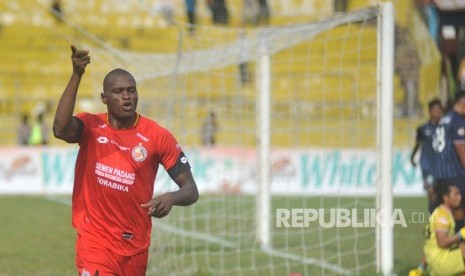 Pesepakbola Semen Padang FC, Dany Karl Max melakukan selebrasi usai menjebol gawang Persela Lamongan, pada pertandingan lanjutan Liga 1 2019, di Stadion GOR H Agus Salim, Padang, Sumatera Barat, Selasa (20/8/2019). 