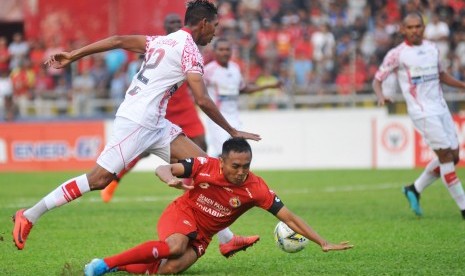 Pesepakbola Semen Padang FC Dedi Hartono (kanan) terjatuh saat berebut bola dengan pemain Persipura Valentino Telaubun (kiri) pada pertandingan lanjutan Liga 1 2019, di Stadion GOR H Agus Salim, Padang, Sumatera Barat, Kamis (24/10/2019). 