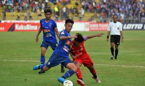 Pesepakbola Semen Padang FC, Irsyad Maulana (kanan) berebut bola dengan pemain Arema FC, Hanif Abdurrauf Sjahbandi (kiri), pada pertandingan lanjutan Liga 1, di Stadion GOR H Agus Salim Padang, Sumatera Barat, Jumat (12/7/2019).