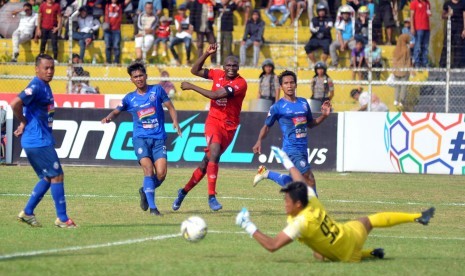 Pesepakbola Semen Padang FC, Karl Max (ketiga kanan) melepaskan tendangan, dihadang penjaga gawang Arema FC, Utam Rusdianan (kanan), pada pertandingan lanjutan Liga 1, di Stadion GOR H Agus Salim Padang, Sumatera Barat, Jumat (12/7/2019). 