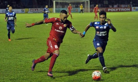 Pesepakbola Semen Padang FC, Marcel Sacramento (kiri) mengejar bola dibayangi pemain Arema FC, Bagas Adi Nugroho (kanan) pada pertandingan Semifinal Piala Presiden 2017, di Stadion GOR H Agus Salim, Padang, Sumatera Barat, Kamis (2/3). 