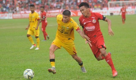 Pesepakbola Semen Padang FC, Rudi (kanan) mengejar bola yang dihadang pemain Bhayangkara FC, Ramiro (kiri) pada lanjutan pertandingan Liga 1, di Stadion GOR H Agus Salim, Padang, Sumatera Barat, Rabu (14/7/2019). 