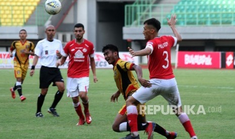 Pesepakbola Semen Padang FC Shukurali Pulatov (kanan) berebut bola dengan pesepakbola Mitra Kukar FC Muhammad Rafly Mursalim (kedua kanan) pada pertandingan Piala Presiden 2019, di Stadion Patriot Candrabhaga, Bekasi, Jawa Barat, Kamis (14/3/2019).