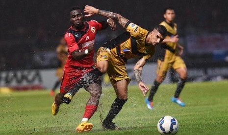 Pesepakbola Semen Padang James Koko Lomel (kiri) berebut bola dengan pesepakbola Mitra Kukar Arthur CH saat laga Final Piala Jenderal Sudirman di Stadion Utama Gelora Bung Karno, Jakarta, Ahad (24/1). 