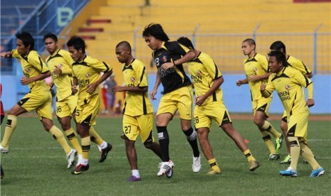  Pesepakbola Semen Padang menggelar latihan jelang laga Indonesia Premier League (IPL). 