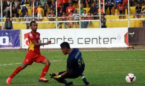 Pesepakbola Semen Padang, Nur Iskandar (kiri), mencetak gol dengan melesakkan bola melewati penjaga gawang Persik Kediri, Sandy Firmansyah, pada pertandingan lanjutan Indonesia Super League (ISL) di Stadion Agus Salim, Padang, Minggu (25/5). 