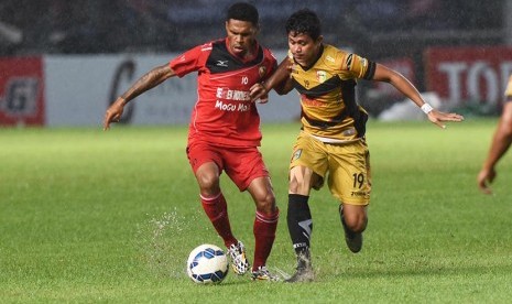 Pesepakbola Semen Padang Vendry Mofu (kiri) berebut bola dengan pesepakbola Mitra Kukar Rizky Pellu.