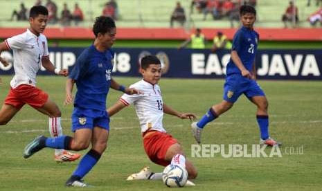 Pesepakbola Thailand U-16 Sitthinan Rungrueang (kiri) berebut bola dengan pesepak bola Myanmar U-16 Shin Thant Aung (kedua kanan) dalam pertandingan semi final pertama Piala AFF U-16 di Stadion Gelora Delta Sidoarjo, Jawa Tmur, Kamis (9/8).