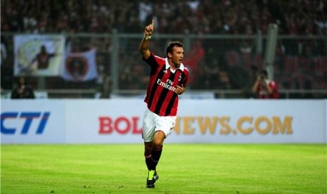 Pesepakbola tim AC Milan Glorie, Andriy Shevchenko, melakukan selebrasi usai menjebol gawang tim Indonesia Allstar Legends pada pertandingan persahabatan di Stadion Utama Gelora Bung Karno, Jakarta, Sabtu (9/2). 