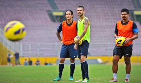 Pesepakbola Tim Nasional Indonesia Bambang Pamungkas (kanan), Diego Michiel (tengah), dan Irfan Bachdim (kiri) menjalani latihan teknik dan taktik jelang Kejuaraan Piala AFF di Stadion Utama Gelora Bung Karno Senayan, Jakarta, Senin (5/11).