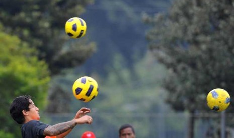 Pesepakbola tim nasional Indonesia, Irfan Bachdim menjalani latihan perdana jelang laga persahabatan melawan Filipina di lapangan C Senayan, Jakarta, Jumat (1/6). Latihan perdana jelang laga persahabatan lawan Filipina pada Selasa (5/6) tersebut baru diiku