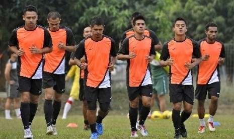 Pesepakbola Tim Nasional Indonesia senior mengikuti sesi latihan di Lapangan C, Senayan, Jakarta.