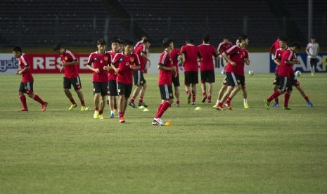 Pesepakbola timnas Cina menggelar sesi latihan menjelang pertandingan melawan Indonesia di Stadion Utama Gelora Bung Karno, Senayan, Jakarta, Senin (14/10) malam. (Antara/Ismar Patrizki)